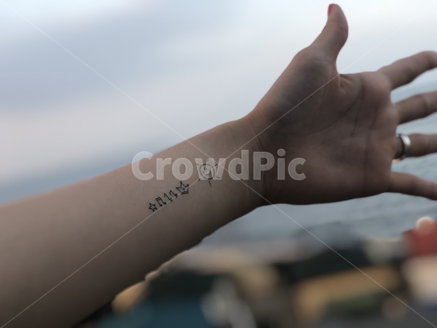 손,타투스티커,해,햇님,음표,사람,인물,인간,human,person,신체일부,몸,body