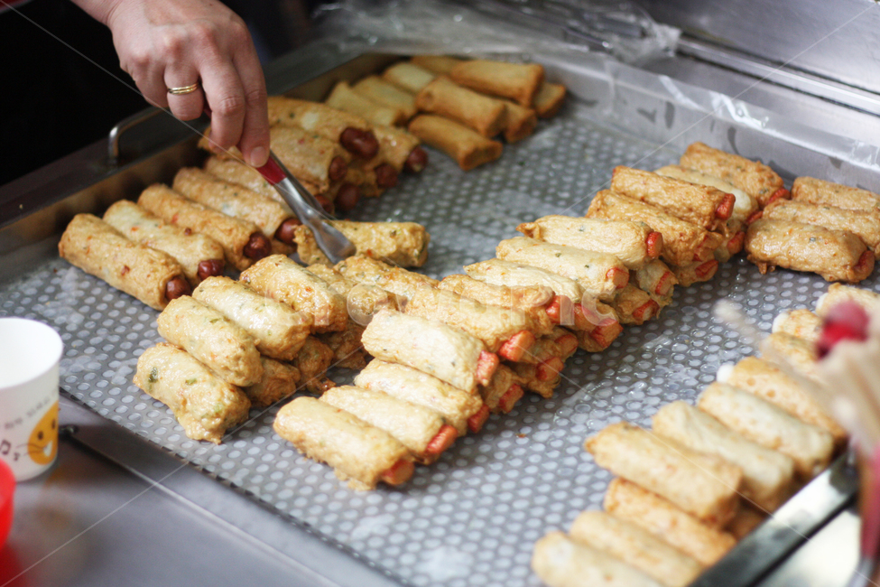 food,음식,bread,오뎅,어묵,시장음식,시장,로컬푸드,푸드,손,집게,cook,튀김,fishball,피쉬볼,햄,맛살,시장,마트,마켓,market,mart,market place,음식,식재료,요리,food,cook,meal,dishes,food reserves