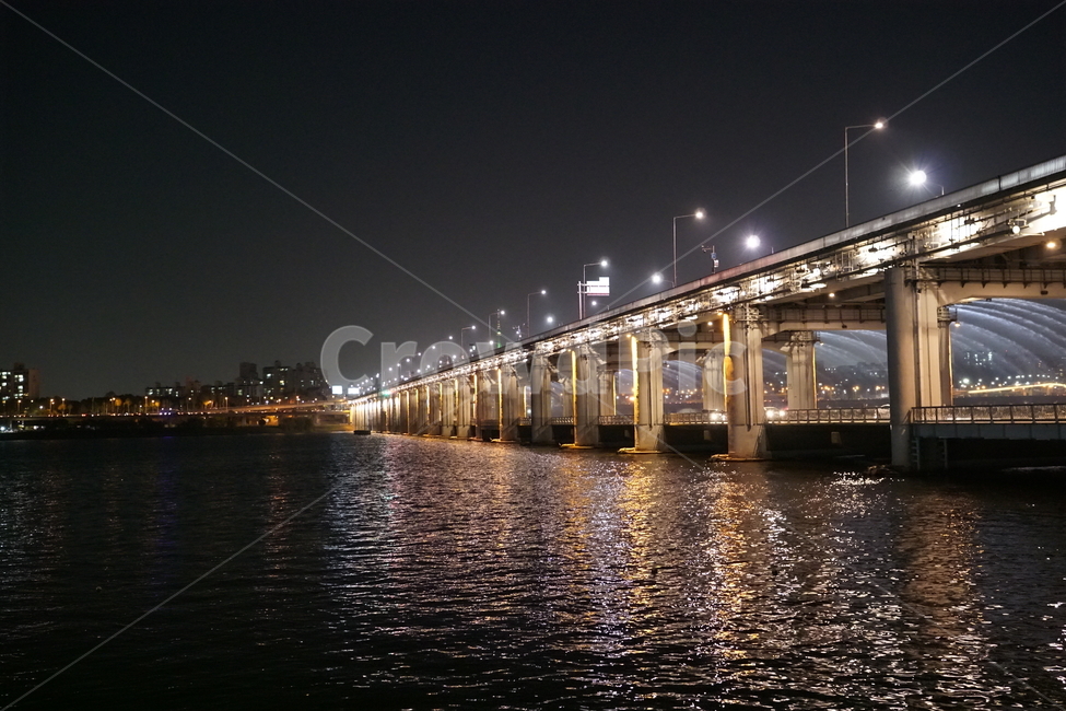 한국,코리아,korea,서울,seoul,풍경,landscape,야경,nightview,nightscene,nightscape,한강,hanriver,반포대교,한강다리,교량,bridge,불빛,물줄기,밤하늘,가로등,무지개분수,반포대교무지개분수,야경,밤,풍경,nightscape,night,landscape,도시,city,한국도시풍경,한국도시경관,korea cityscape,building,건물,다리,waterfront,워터 프론트,water,물