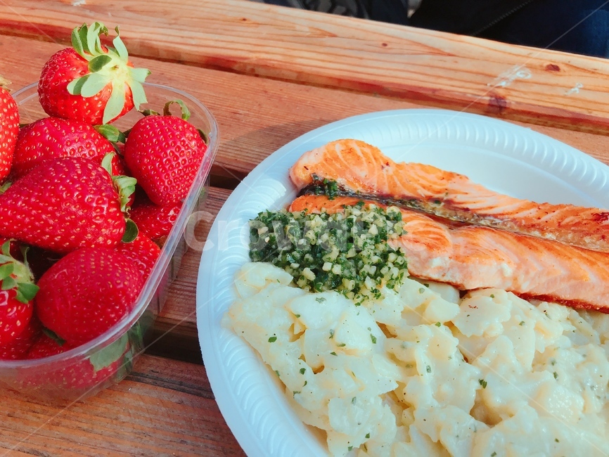 음식,딸기,연어,스테이크,감자,크림소스,식사,점심,과일,생선,음식,식재료,요리,food,cook,meal,dishes,food reserves