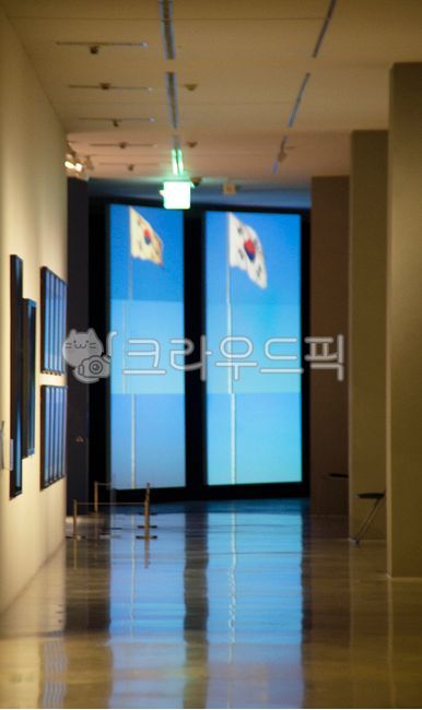 sky,ceiling,corridor,flag,inside,Pillar,light,Korean Flag,sash,hoisting,window,floor,wall