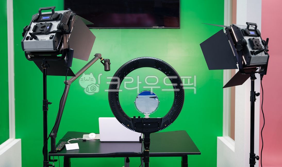 broadcast,youtube,chroma key,tv,concept,blogger,bj,recording,industry,media,video,inside,remote,preparation,filming,influencer,live broadcast,broadcasting equipment,Production,camera,communication,live,1 person,creator,green,individual,equipment,mass medi