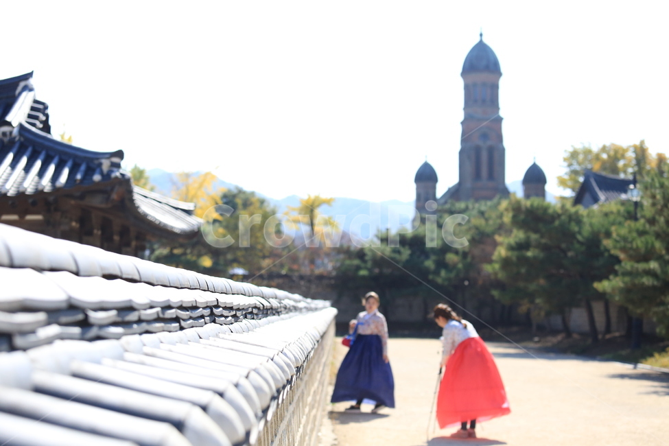 전주,경기전,여행,전주여행,성당배경,한국전통,한국문화,korean traditional,korean culture,한복,한국전통의상,hanbok,korean traditional clothes,랜드마크,landmark,tourist attraction,한국랜드마크,한국관광지,한국명소,korea landmark,korea tourist attraction,사람,인물,인간,human,person,여성,여자,woman,female,lady,친구,우정,friendship,companion,건축물,건물외관,exterior,building,structure,architecture,construction