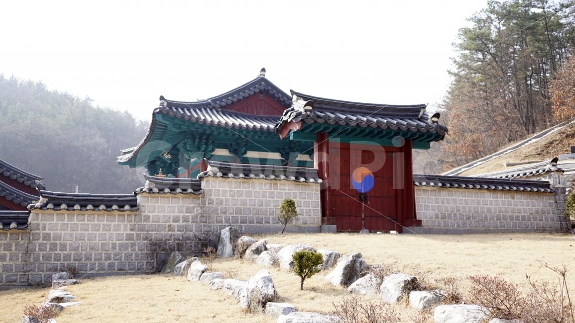 한국,전통,역사,문화,유교,한옥,지붕,기와,조선,대문,태극,태극기,담벼락,돌담길,유적,나무,하늘,바위,돌,한국전통,한국문화,korean traditional,korean culture