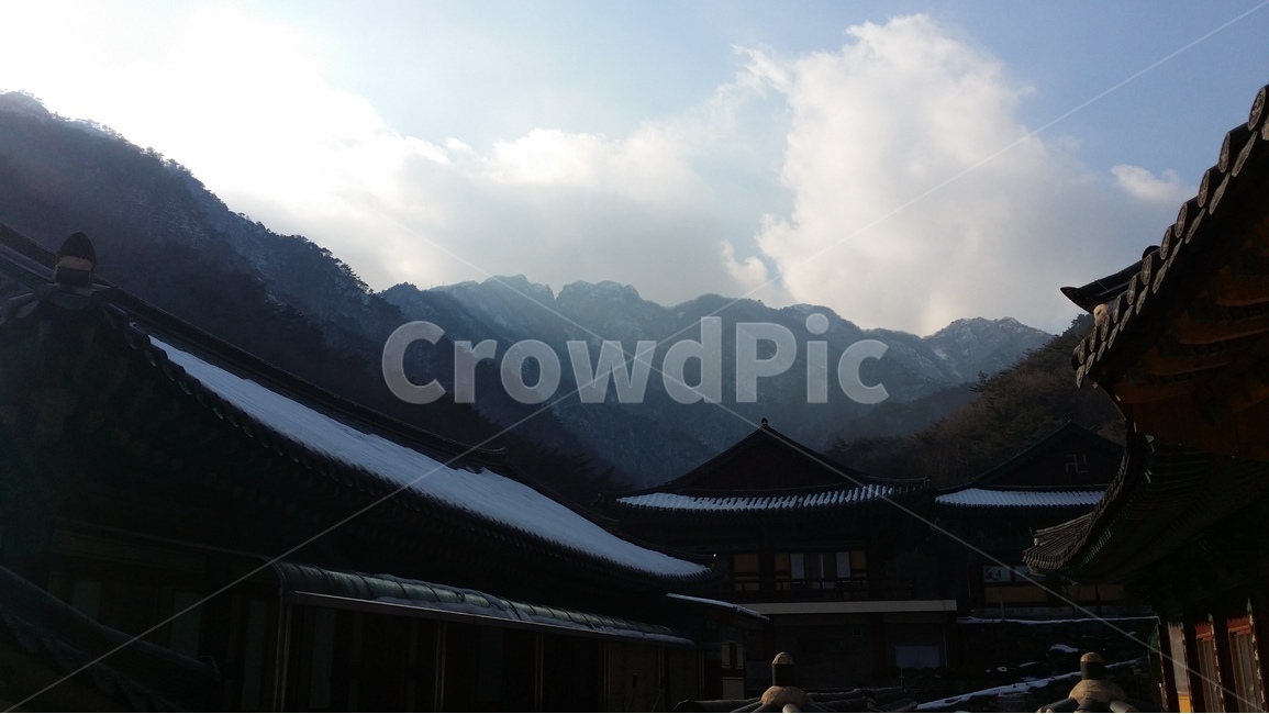 절,푸른하늘,흰구름,산세,평온함,눈덮인절지붕,겨울,계절,winter,season,한국전통,한국문화,korean traditional,korean culture,건축물,건물외관,exterior,building,structure,architecture,construction