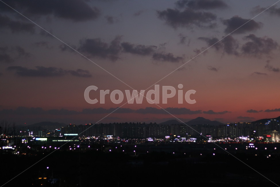 노을,붉은하늘,sunset,building,시티,city,도시,town,metropolis,중심지,urban,어반,옥외,outdoors,자연,nature,건물,redsky,sky,새벽,dawn,황혼,dusk,일몰,하늘
