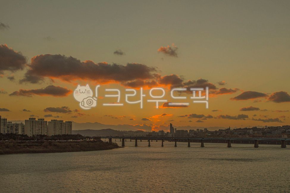 sky,red sky,dusk,Seongsu Bridge,Gangbyeonbukro,Dusk,Dongho Bridge,Olympic Boulevard,Han River,seoul,cloud,outdoors,redsky,sunset
