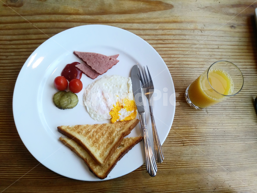 fork,포크,cutlery,주방용칼,아침,식사,조반,접시,테이블,쥬스,햄,빵,식빵,토마토,음식,식재료,요리,food,cook,meal,dishes,food reserves,아침식사,조식,브런치,breakfast,brunch