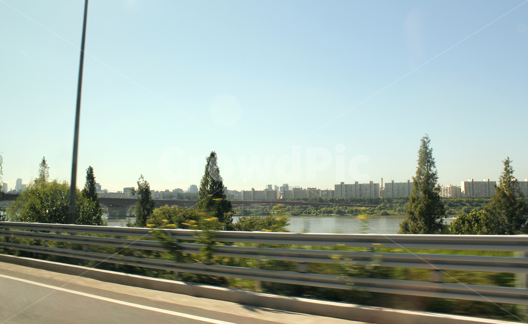 한국,대한민국,서울,한강,한강변,강변,도로,모션,난간,나무,숲,하늘,낮,도시,도심,아파트,강가,건물,집,하우스,가드레일