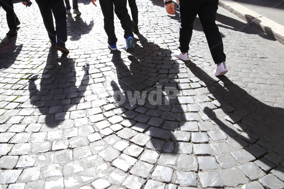 pedestrian,보행자,footwear,신발류,apparel,의복,path,통로,walkway,sidewalk,flagstone,포장,pavement,보도,판석,human,인간,person,사람,shoe