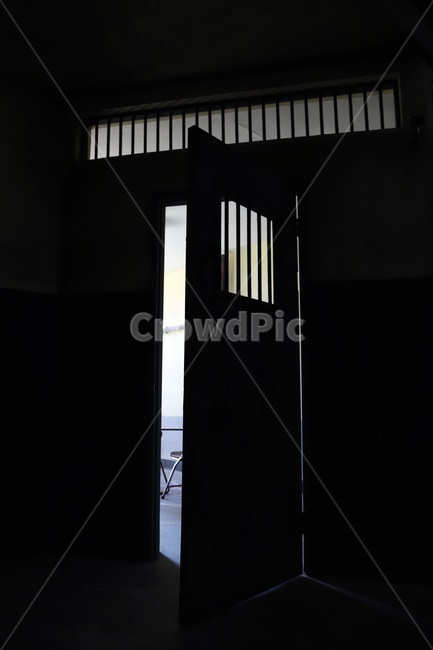 교도소,징역,감방,철창,쇠창살,어두움,빛,그림자,패턴,철문,공포,호러,무서운,무서움,horror,terror,fear,인테리어,실내디자인,interior design