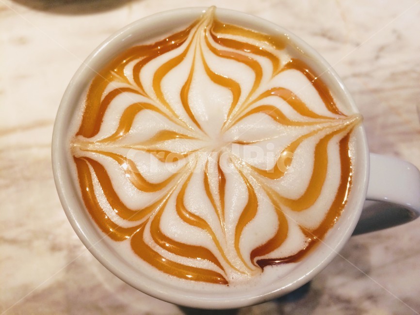 caramellatte,카라멜라떼,라떼,커피,패턴,크림