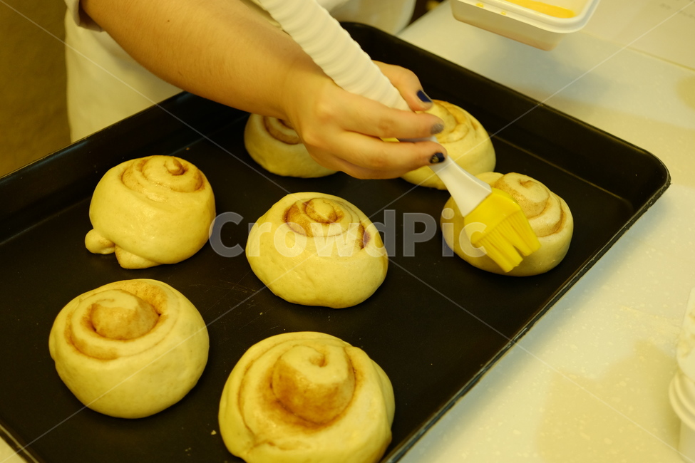 baking,cooking process,Cooking,bakery,dessert,bread making,flour,cinnamon roll,confectionery,dough