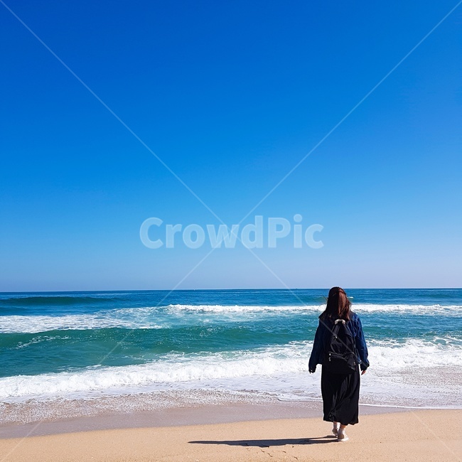 소녀,여자,뒷모습,바다,긴머리,가방,beach,해변,바닷가,파도,파란색,푸르다,청량,시원한,그림자,맑은,감성,정방형,색감,girl