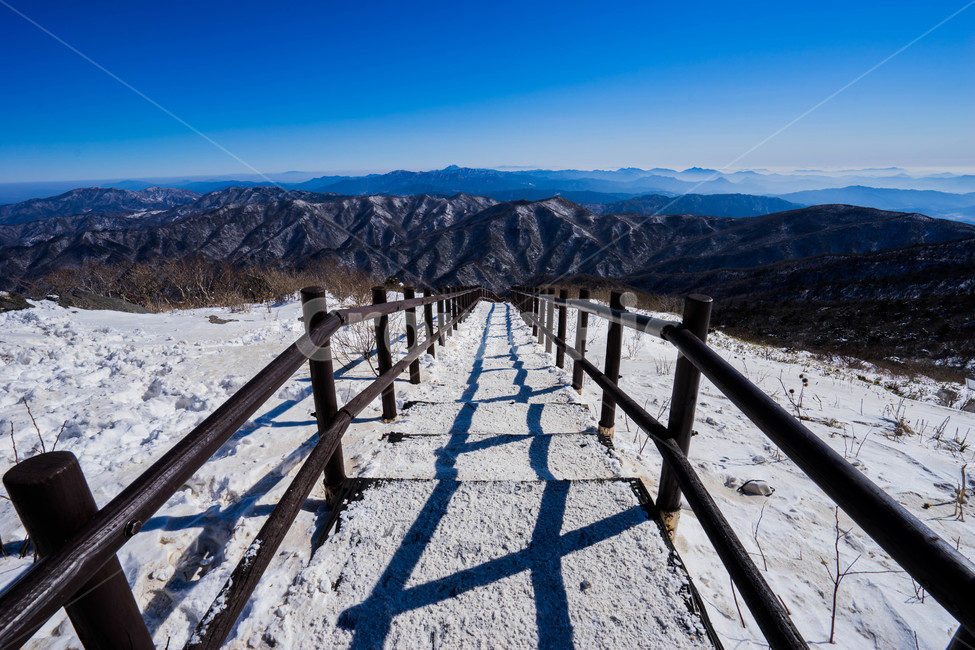 설경,눈,길,눈길,지평선,설산,겨울,계절,winter,season,자연,풍경,nature,landscape,handrail,난간,banister,railing