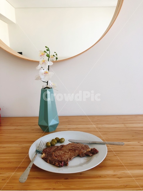 스테이크,올리브,거울,화병,staek,olive,mirror,vase,꽃,blossom,flower,병장식,flowerarrangement,꽃꽂이,jar,항아리,ornament,장식,pottery,도기류,plant,식물