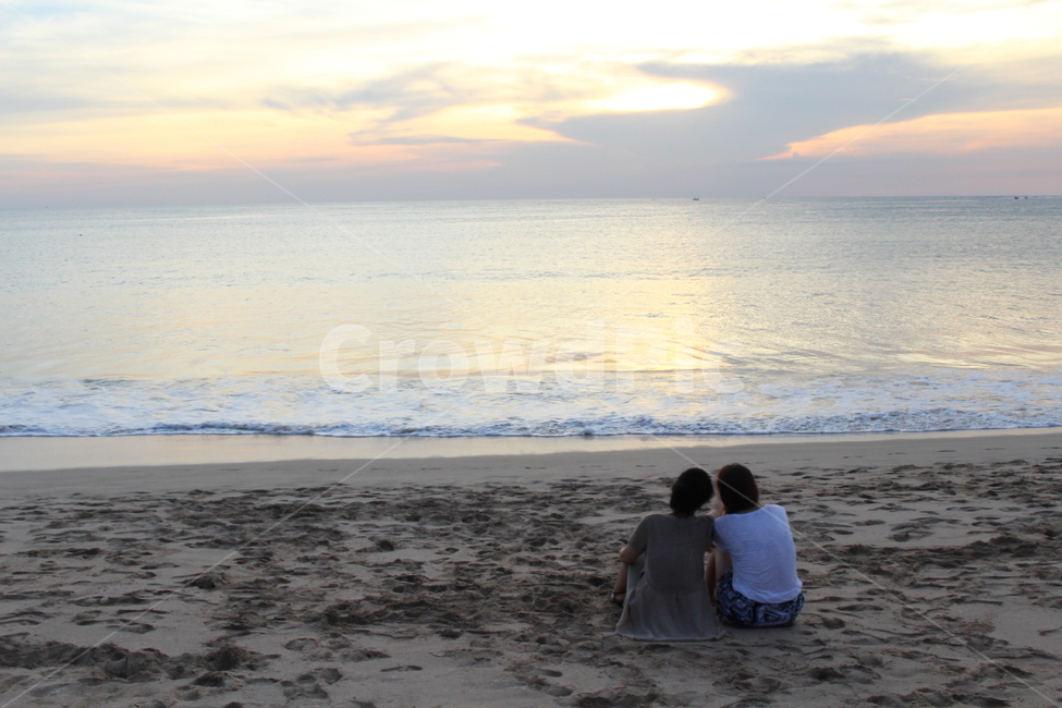 해변,모녀,노을,휴식,휴가,해변,바다,beach,sea,사람,인물,인간,human,person,여성,여자,woman,female,lady
