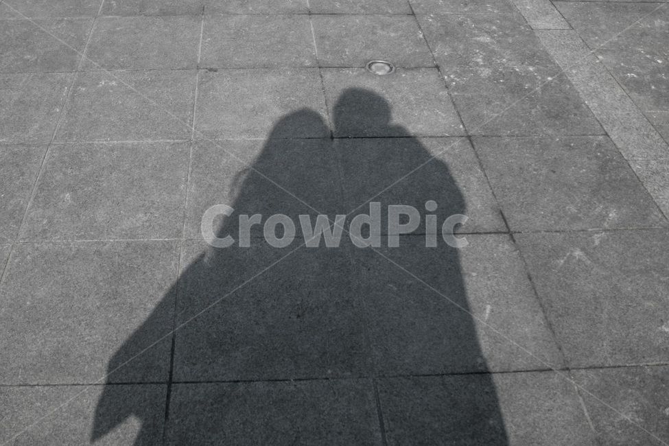 커플,실루엣,hug,흑백사진,그림자,허그,인물실루엣,사람실루엣,character silhouette,human silhouette,흑백,모노톤,monochrome,black and white,path,통로,floor,바닥