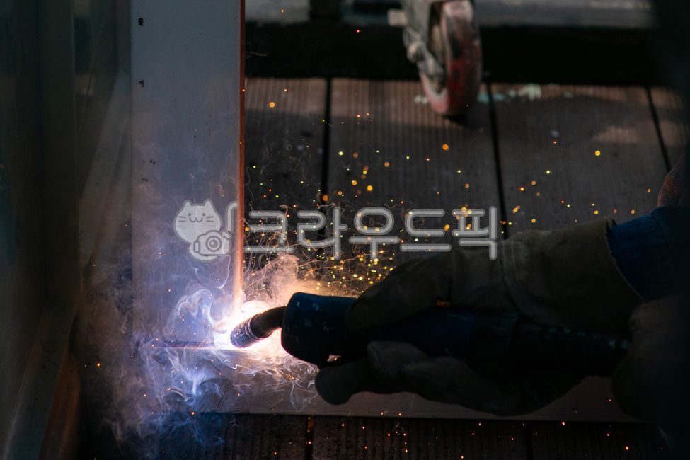 welder,site,making,welding,spark,light,smoke,construction site,fire,make