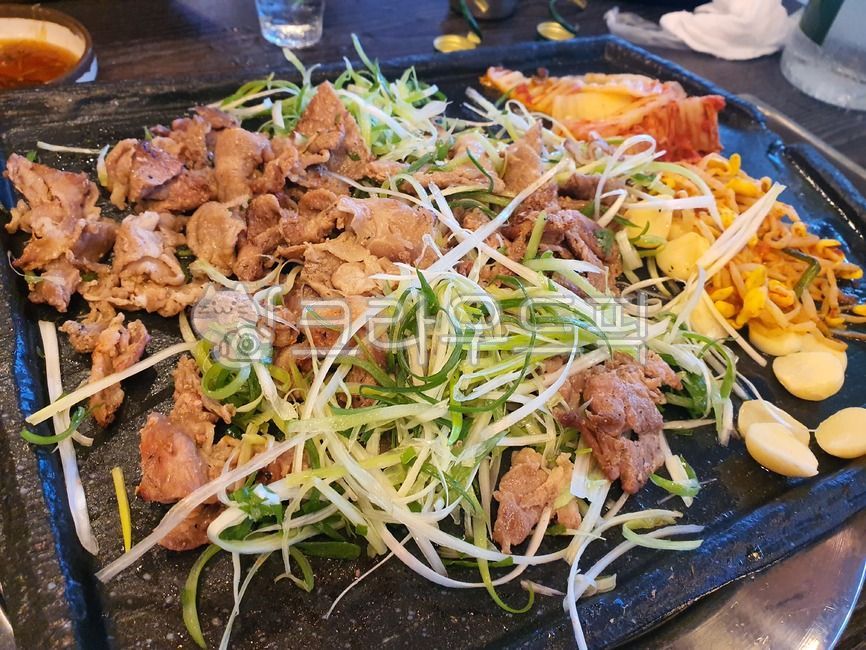 food,음식,바베큐,삼겹살,고기,안주,소주안주,콩나물,한국음식,마늘,구이,돼지고기,구운음식