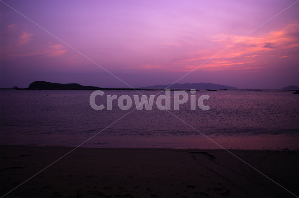 노을,sunset,일몰,파도,섬,바다,풍경,해안,하늘,구름,모래사장,자연,풍경,nature,landscape,outdoors,옥외,sky,dusk,황혼,dawn,새벽,red sky,붉은 하늘