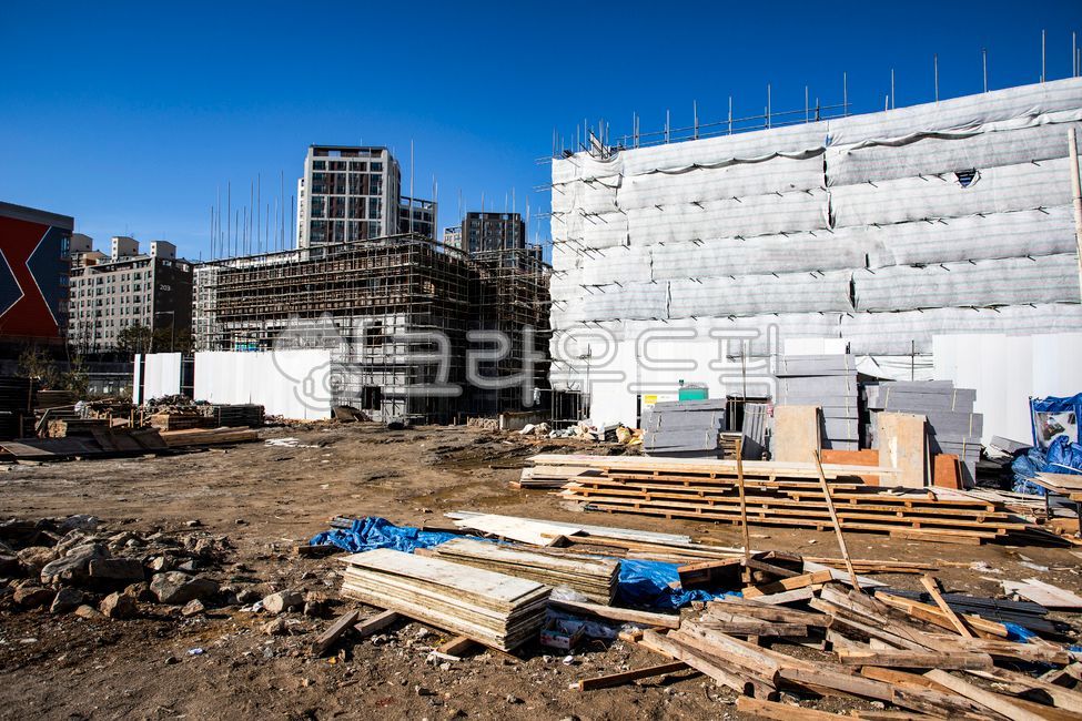 erection,building materials,waste,sky,tree,screen,square wood,soil,industry,construct,new construction,building,rock,safety,angle,facility,plank,board,apartment