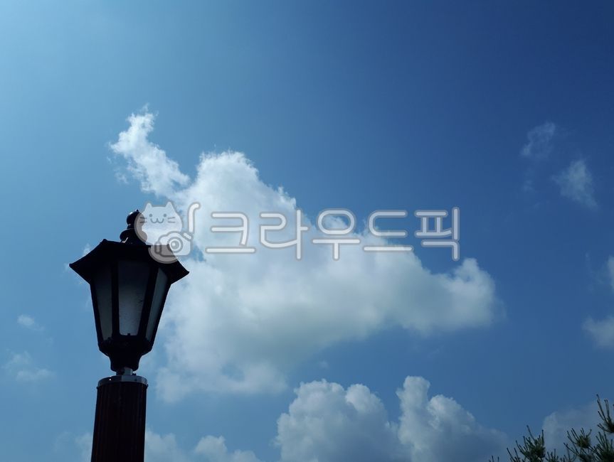 atmosphere,blue sky,sky background,bright,Clean,background paper,streetlight,summer,Street lamp,cloud,streetlamp,beautiful,computer wallpaper,atmospheric,neat,piece cloud,Emotion,sky,border,nature,clear sky,white clouds,cool,clear,lamp,Emotional photo,out