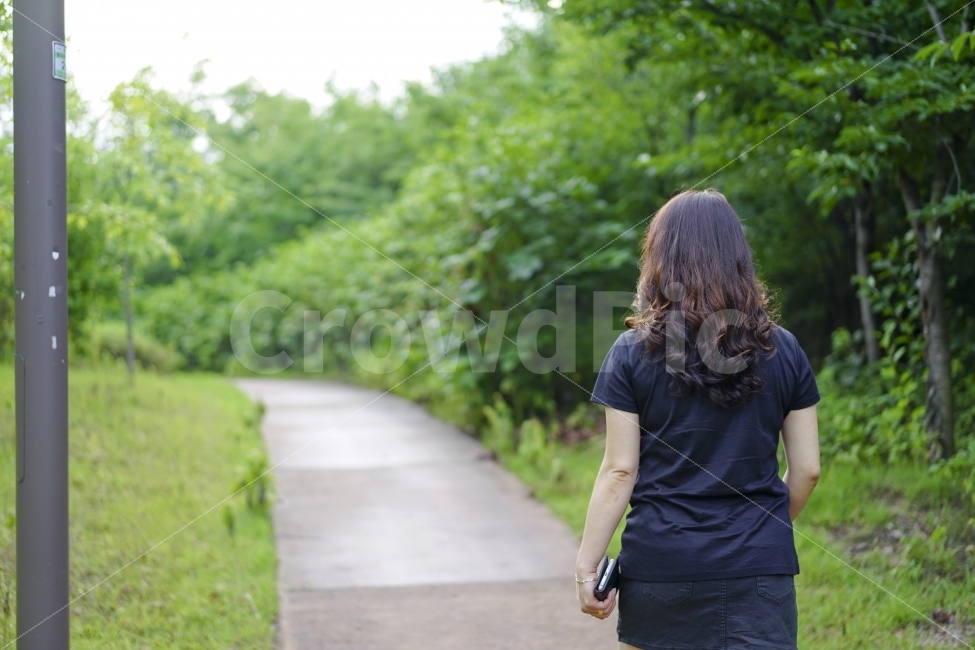 	미용실,헤어샵,퍼머,스타일,손질,뒷태,여자,머리스타일,여성,웨이브펌,웨이브,헤어스타일,굵은웨이브,헤어숍,세팅펌,사람,인물,인간,people,person,woman,female,뷰티,미용,길,거리,여름,계절,summer,season,사람,인물,인간,human,person,여성,여자,woman,female,lady,shorts,반바지