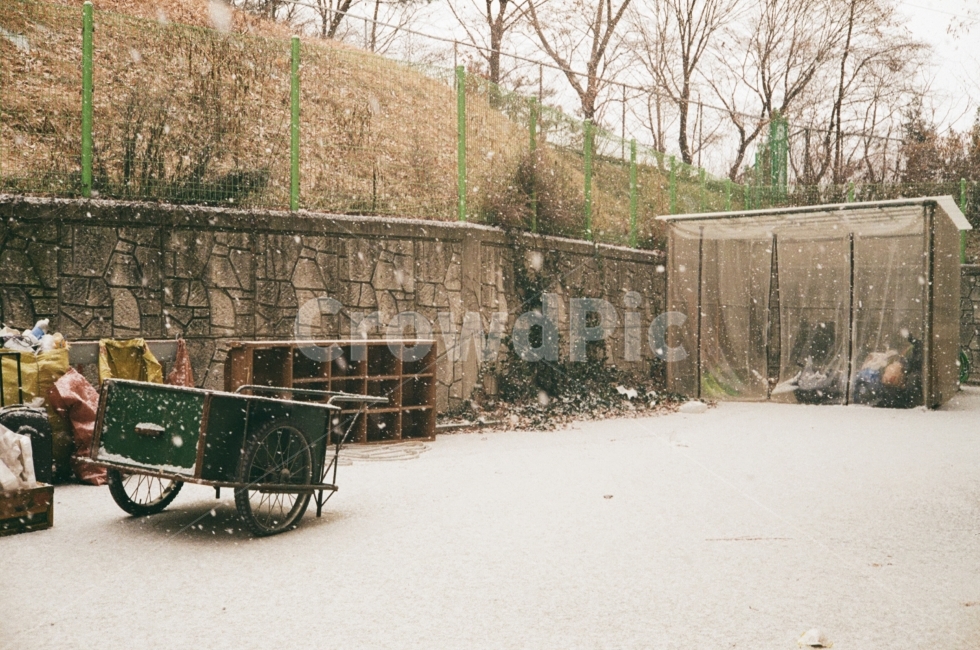 필름사진,눈,겨울,손수레,하얀색,snow,winter,film,눈오는날,아날로그,쓸쓸함,analog,겨울이야기,겨울,계절,winter,season,감성,sensible,feeling