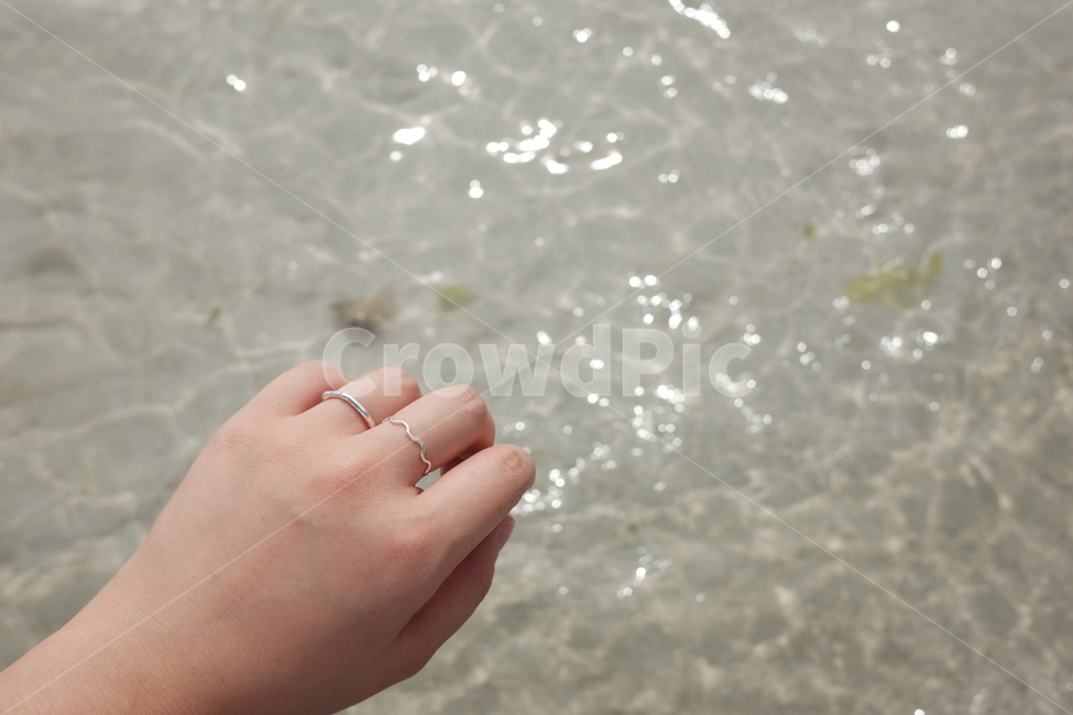바다,반지,은반지,손,윤슬,악세사리,반짝반짝,물,여름,해변,바다,beach,sea,사람,인물,인간,human,person,신체일부,몸,body