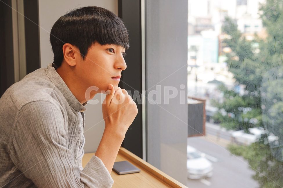 남성,남자,인물,표정,창문,응시,시선,청년,눈빛,사람,인물,인간,human,person,얼굴표정,facial expression,face,남성,남자,man,male,감정표현,기분,feeling,emotion,감성,sensible