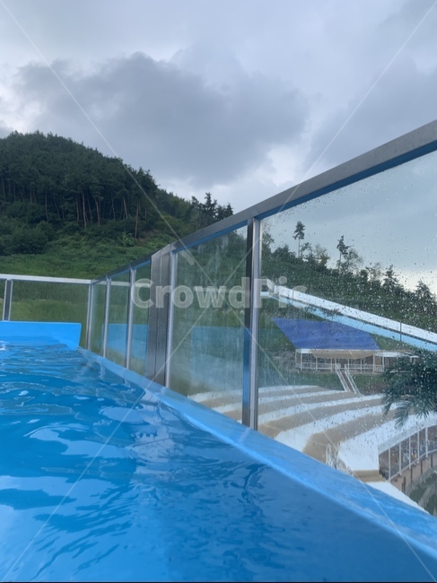 스파,수영장,풀,산,운치,물,물결,파랑,블루,워터파크,야외,야외수영장,물놀이