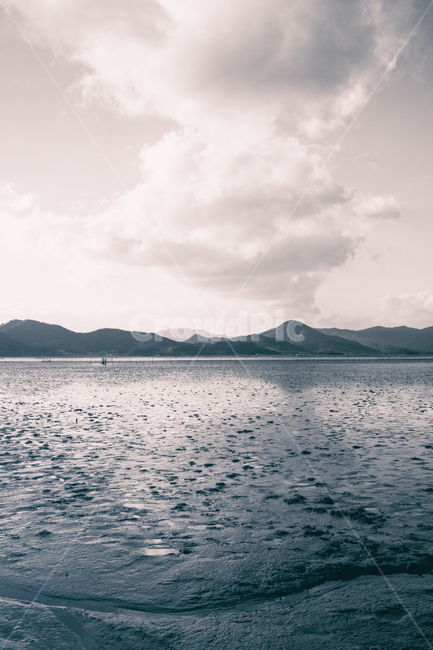갯벌,만,바다,해안,자연,산,풍경,해질녘,일몰,태양,하늘,구름,해,햇빛,bay,sea,coast,mountain,nature,landscape,sunset,sunfall,sun,sky,cloud,sunlight,흑백,blackandwhite,자연,풍경,nature,landscape,한국자연풍경,한국자연경관,korea nature landscape,해변,바다,beach,sea,감성,sensible,feeling,outdoors,옥외,land,땅,water,물,ocean,대양,shoreline,해안선