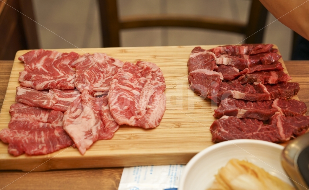 식사,고기,소고기,술자리,모임,육류,소,먹방,푸드,구이,만남,육즙,육질,맛집,풍미,한끼,한잔,색감,빨랑,레드,음식,식재료,요리,food,cook,meal,dishes,food reserves,육류,고기,meat