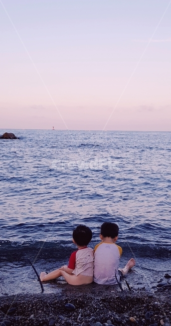 바다,해질녘여름,물놀이,형제,파도,사람,인물,인간,human,person,영유아,아기,애기,아이,infants,baby