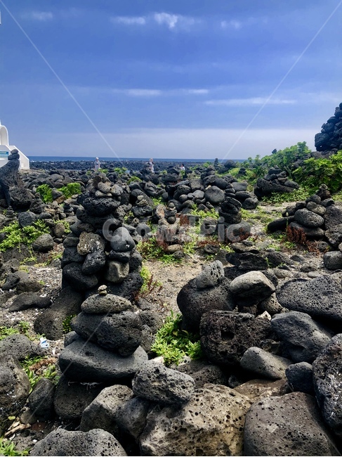 돌,돌탑,해안가,우도,풍경,바다,장관,현무암,초록,풀,하늘,stone,stonetower,ocean,scenery,wonderful,waterfront,coast,green,basalt,udoisland,grass,sky,beautiful,노력