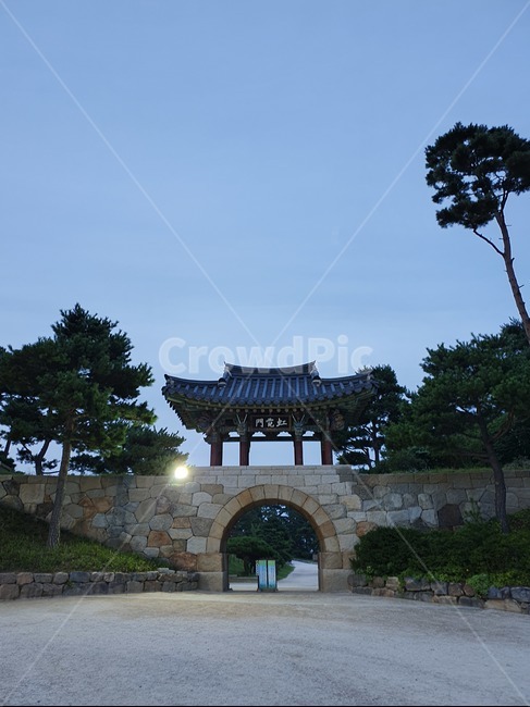 판석,입구,일주문,전통,사찰,산책,자연,소나무,절,한국전통,한국문화,korean traditional,korean culture,건축물,건물외관,exterior,building,structure,architecture,construction