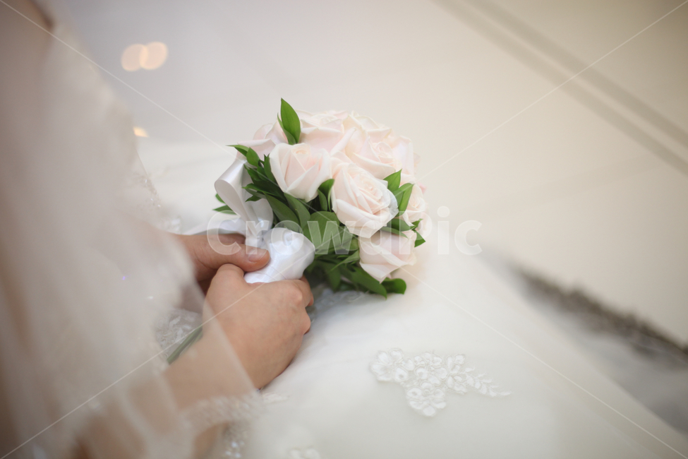 신부,부케,드레스,신부대기실,결혼,사람,인물,인간,human,person,신체일부,몸,body,여성,여자,woman,female,lady,결혼,혼례,웨딩,wedding,marriage,marry,기념일,축하,anniversary,congratulation,celebrate,celebration