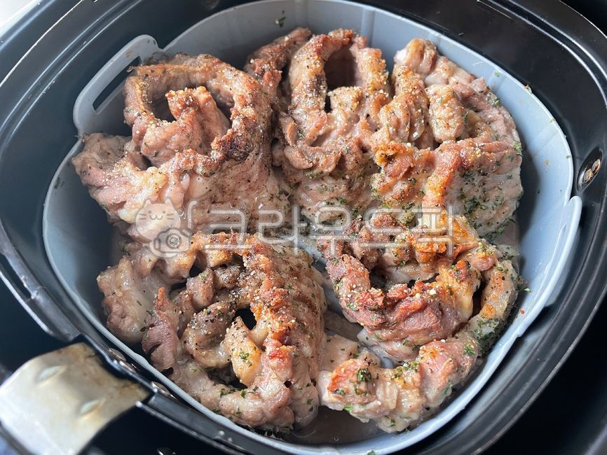 Air fryer recipes,sheath,silicone container,pork,Honeycomb Pork Belly,pig,rice thief,pork belly,Korean food,ingredients,cooking,koreanfood,Korean cuisine,cook,Korean,food,meal,Air fryer grilling,dish,meat,air fryer,mukbang