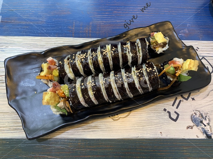 참치와사비김밥,김밥,한식,한국음식,분식,음식,김,밥,야채,참치,와사비,계란,단무지,오이,깻잎,우엉,당근,햄,맛살,참기름,참깨,그릇,테이블