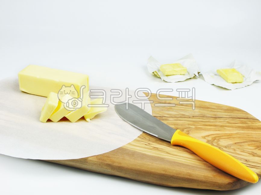 butter,knife,bread,piece butter,Milk processing,cutting board,food