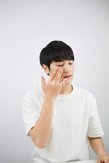 남자,뷰티,스킨케어,피부관리,화장품,로션,beauty,skincare,cosmetic,남성,lotion,그루밍족,사람,인물,인간,human,person,남성,남자,man,male,뷰티,미용,beauty treatment