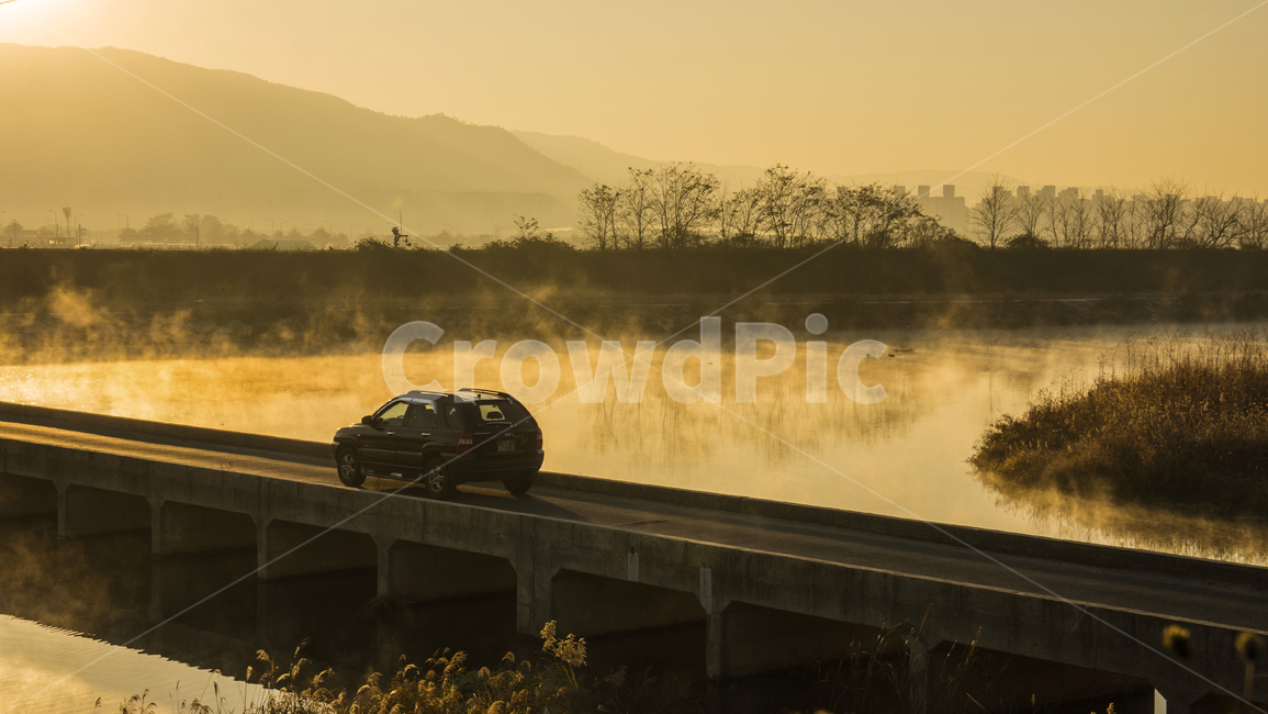 물안개,다리,자동차,아침풍경,냇가,출근길,아침햇살,반영,교통,교통수단,traffic,transportation