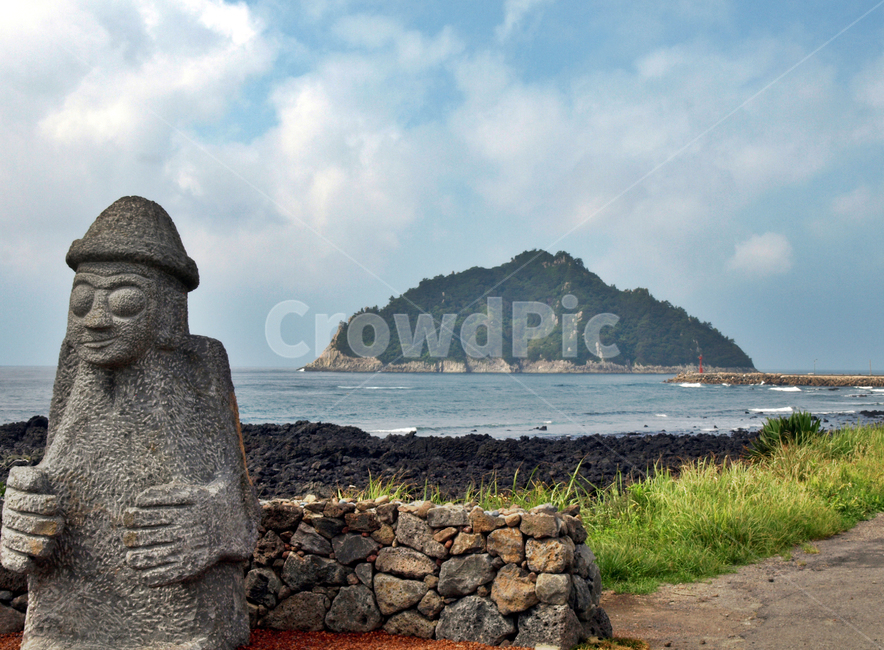 돌하루방,해변,섶섬,올레6코스,올레길,제주,서귀포시,바다,자연,풍경,nature,landscape,한국자연풍경,한국자연경관,korea nature landscape,제주도,jeju,jeju island,한국전통,한국문화,korean traditional,korean culture,조각상,동상,석상,조형물,statue,bronze statue,stone statue,종교,신앙,religion,belief,faith,outdoors,옥외,land,땅,sea,water,물,ocean,대양,shoreline,해안선