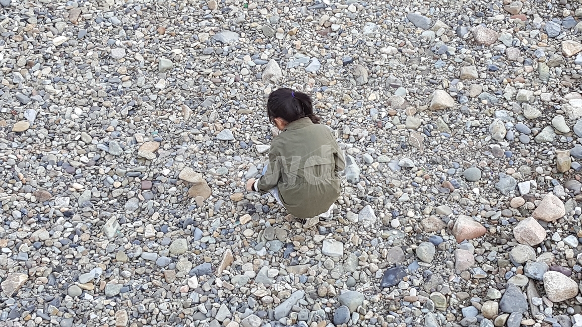 해변,자갈,바다,여행,자연,nature,beach,gravel,sea,travel,자연,풍경,nature,landscape,사람,인물,인간,human,person,어린이,어린아이,child,children,kid,dirt road,흙길,road,도로,rubble,파편