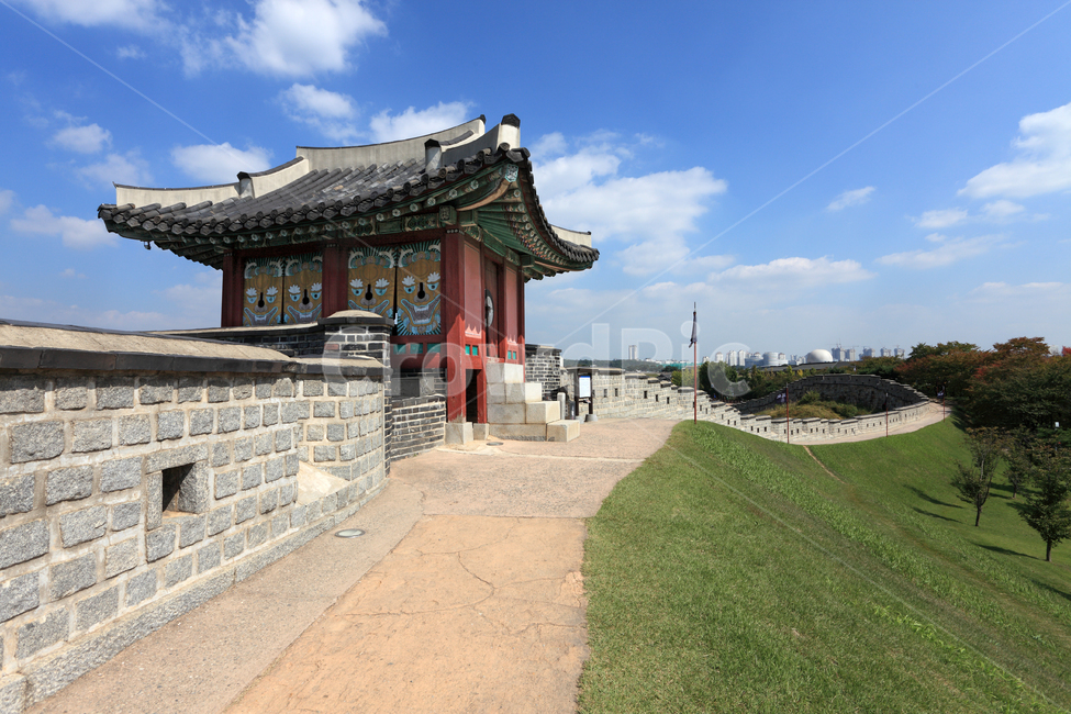 수원화성,수원성,수원,화성,문화재,사적,풍경,성,누각,망루,정자,건축,건축물,건물,전통건축,전통건축물,유적,유적지,성곽,포루,명소,하늘,구름,배경,백그라운드,길,산책,산책로,역사,유네스코,세계문화유산,문화유산,세계유산,고건축,조선,조선시대,관광지,문화,수원시,경기도,한국,한국전통,한국문화,korean traditional,korean culture,랜드마크,landmark,tourist attraction,한국랜드마크,한국관광지,한국명소,korea landmark,korea tourist attraction,건축물,건물외관,exterior,building,structure,architecture,construction