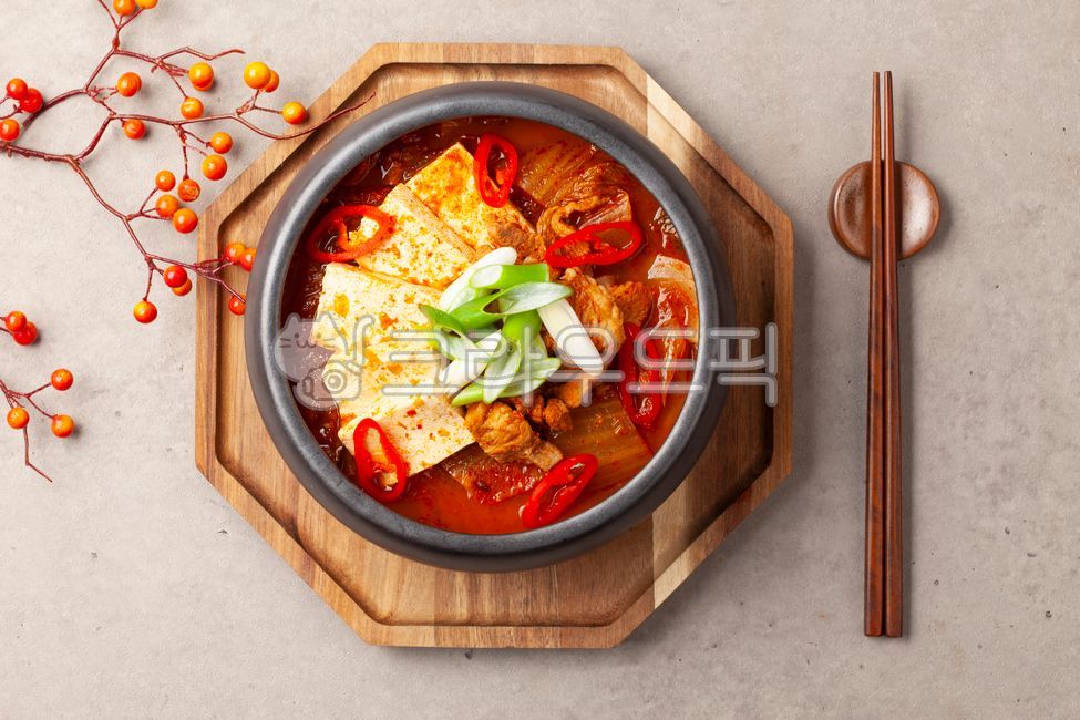 김치찌개,김치,찌개,국물,한국음식,한국문화,스튜,양념,고춧가루,음식,식사,식품,식료품,재료,식재료,음식재료,매콤한,짭짤한,돼지고기,두부,파,고추,고기