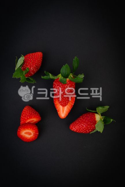 Strawberry,Fruit,Basket,Fresh,Fresh,Seasonal Fruit,Vitamin,In-season Fruit,Close-up,Macro,Fruit pulp,Juice,Cross-section,Reflection