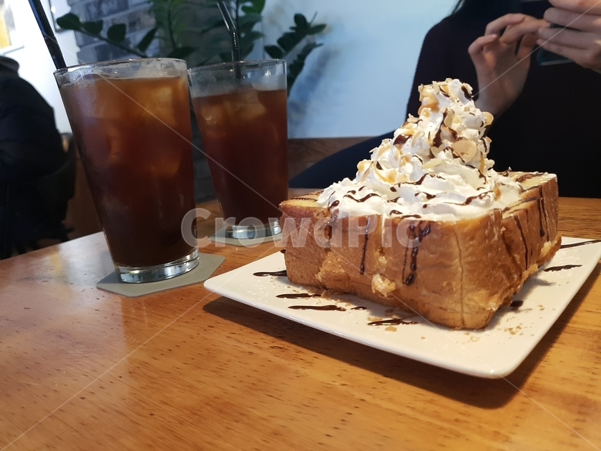 까페,아아,아메리카노,허니브레드,아이스아메리카노,음식,식재료,요리,food,cook,meal,dishes,food reserves,빵,bread,디저트,간식,후식,dessert,snack,커피,카페,coffee,cafe