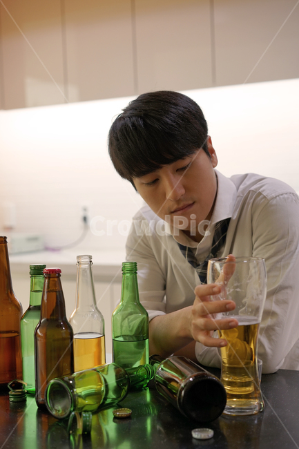 술병,술,알콜,남성,남자,음주,과음,소주,맥주,비어,사람,인물,인간,human,person,남성,남자,man,male,술,주류,alcohol